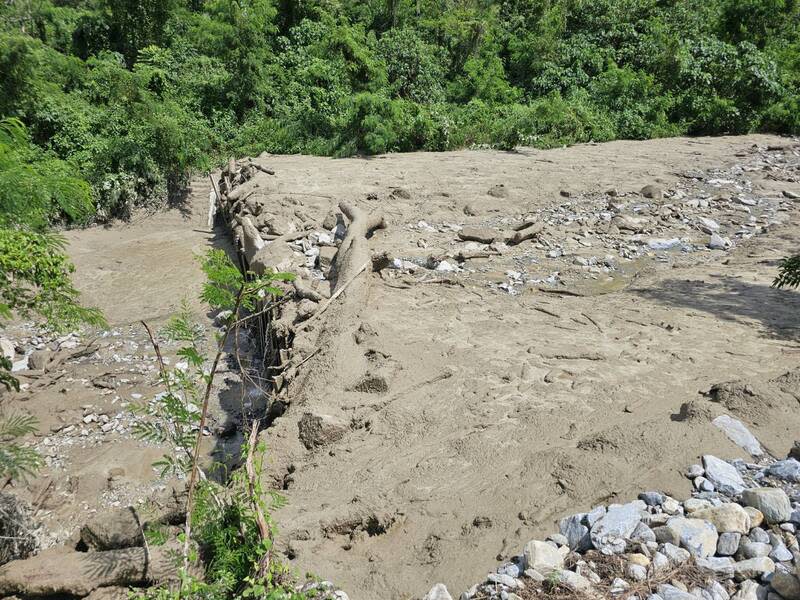 花蓮三棧部落大雨出現土石流 0403強震後山區出現多處土石崩落，花蓮秀林鄉景美 村三棧部落的無名溪20日午後強降雨後土石流，沖毀 便橋、軌樁，土砂溢流產業道路。 （民眾提供） 中央社記者張祈傳真  113年6月21日 