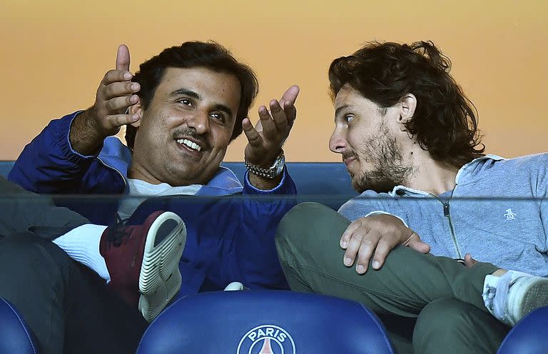 El dueño del Paris Saint-Germain, Tamim bin Hamad Al-Thani, y Gastón Gaudio en 2017