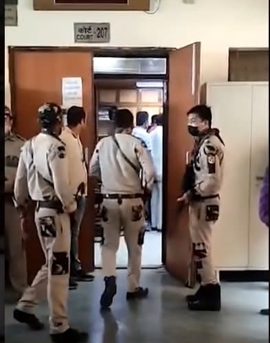 印度槍手假扮律師入法院「瘋狂掃射」…黑幫老大「中7槍身亡」影片曝光