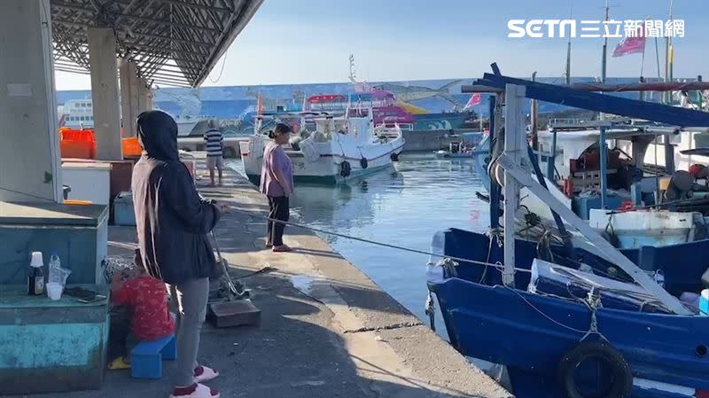 小犬颱風來襲，台東漁民忙著固定船隻，同時也感嘆，「都快沒飯吃了！」（圖／記者王浩原攝影）