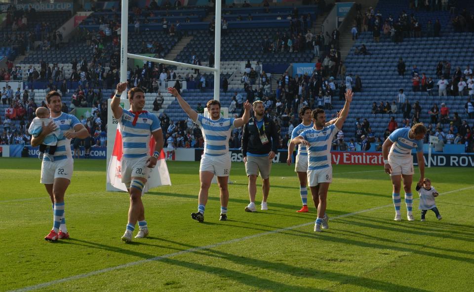 Los Pumas celebran la victoris sobre Tonga en partido del Grupo C del Mundial de Rygby de Inglaterra, el 4 de octubre de 2015 en Leicester (AFP | PAUL ELLIS)