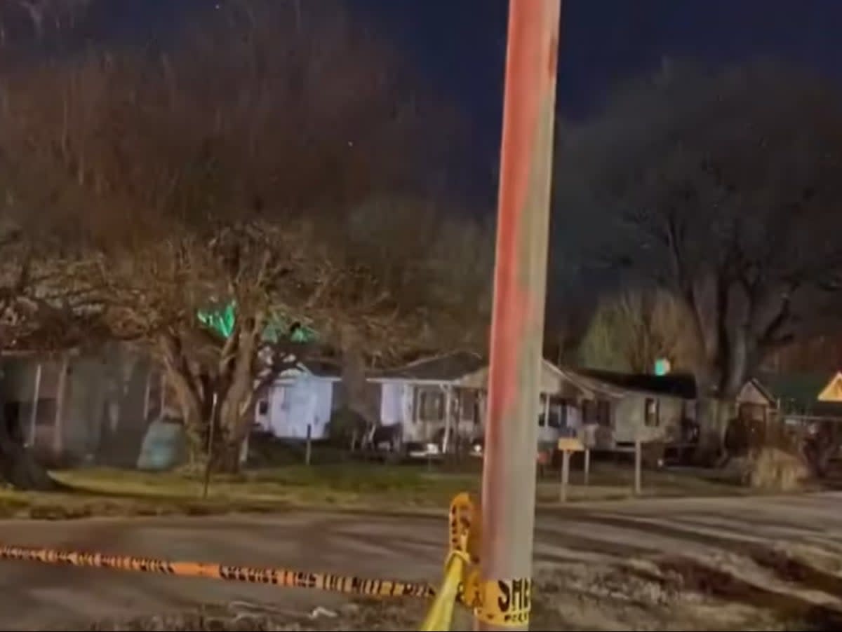 Eli Crawford’s home in Baxter Springs, Kansas, where he engaged in a more than three hour standoff with police that ended with him dying by a self-inflicted gunshot and his 2-year-old daughter dying to police gunfire (screengrab/KOAM News)