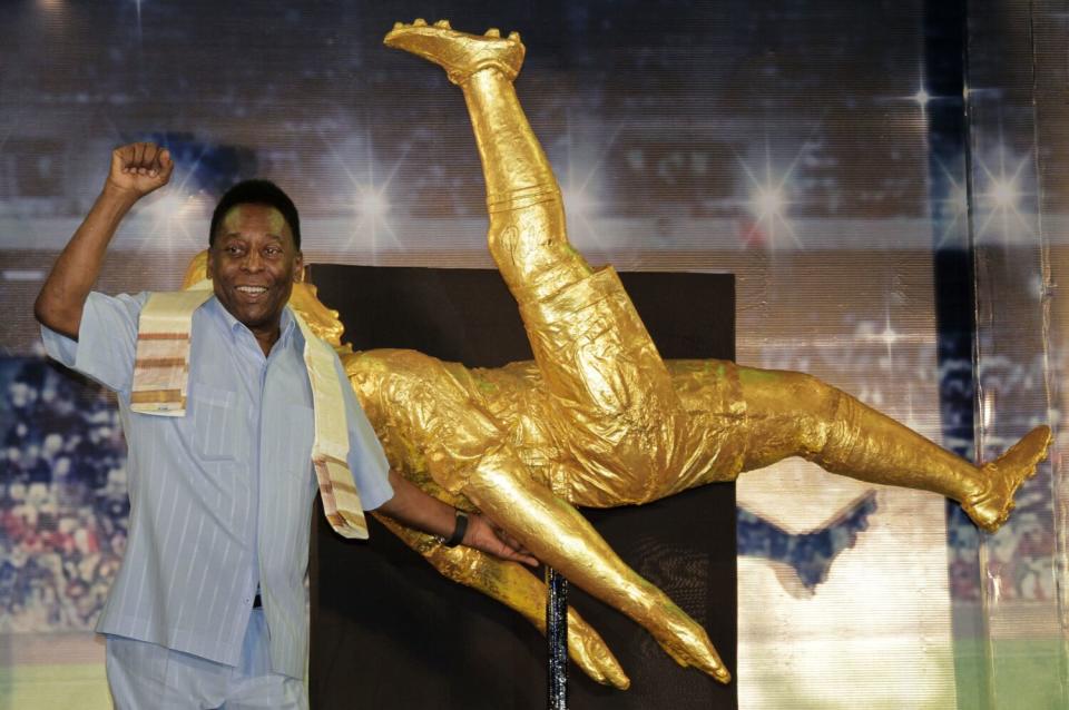 Pelé junto a una estatua suya a tamaño real durante una visita a la India en octubre de 2015.