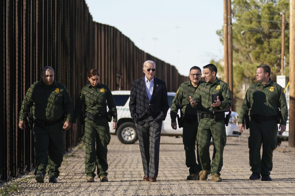 El presidente Joe Biden camina con agentes de la Patrulla Fronteriza en un tramo de la frontera con México, el domingo 8 de enero de 2023, en El Paso Texas. (AP Foto/Andrew Harnik)