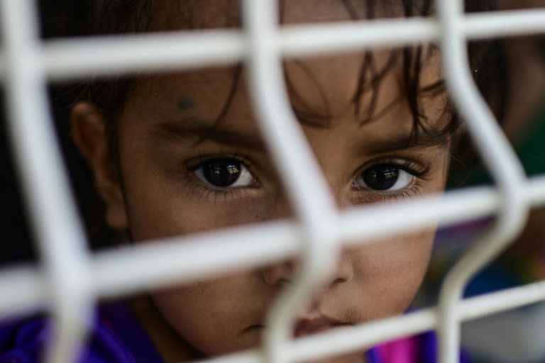 Une enfant patiente au bureau d'immigration mexicain à Ciudad Hidalgo, à la frontière avec le Guatemala, le 6 juin 2019