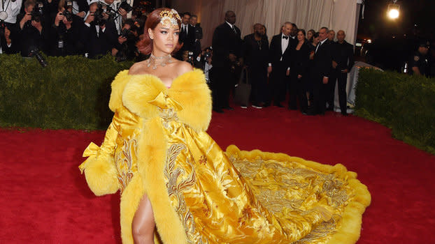 Guo Pei: Pop star Rihanna's fashion designer of choice - BBC News