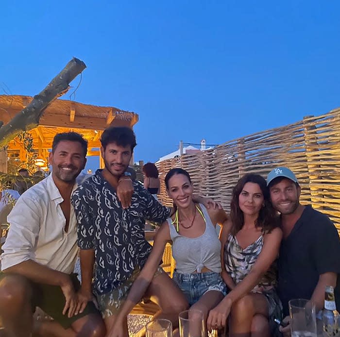 Eva González, de vacaciones con sus amigos
