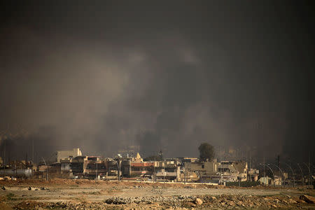 Smoke rises from clashes during a battle between Iraqi forces and Islamic State militants in Mosul, Iraq March 9, 2017. REUTERS/Thaier Al-Sudani