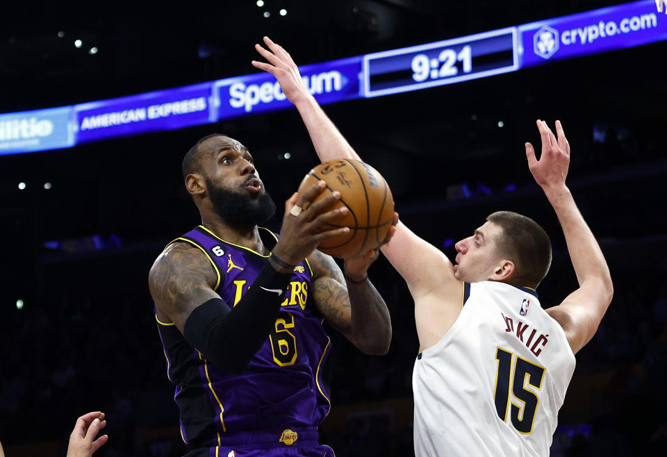 儘管湖人在第3節少了Anthony Davis，但LeBron James仍扛起重任拿下30分。(Photo by Ronald Martinez/Getty Images)