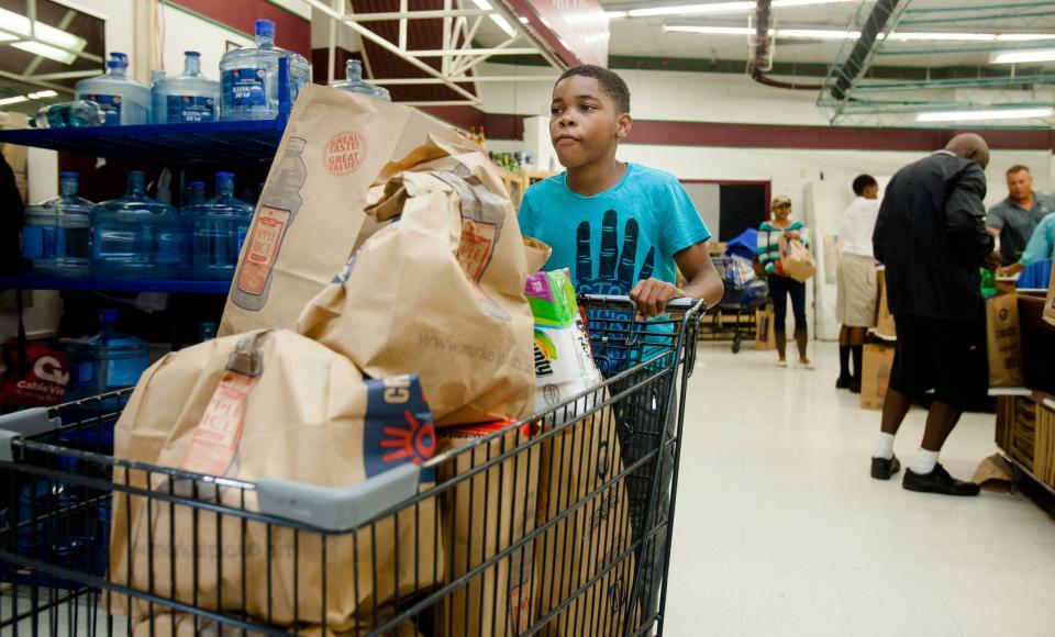 Shoppers stock up on groceries as they prepare for the arrival of Hurricane Gonzalo in Hamilton, October 16, 2014. (REUTERS/Nicola Muirhead)