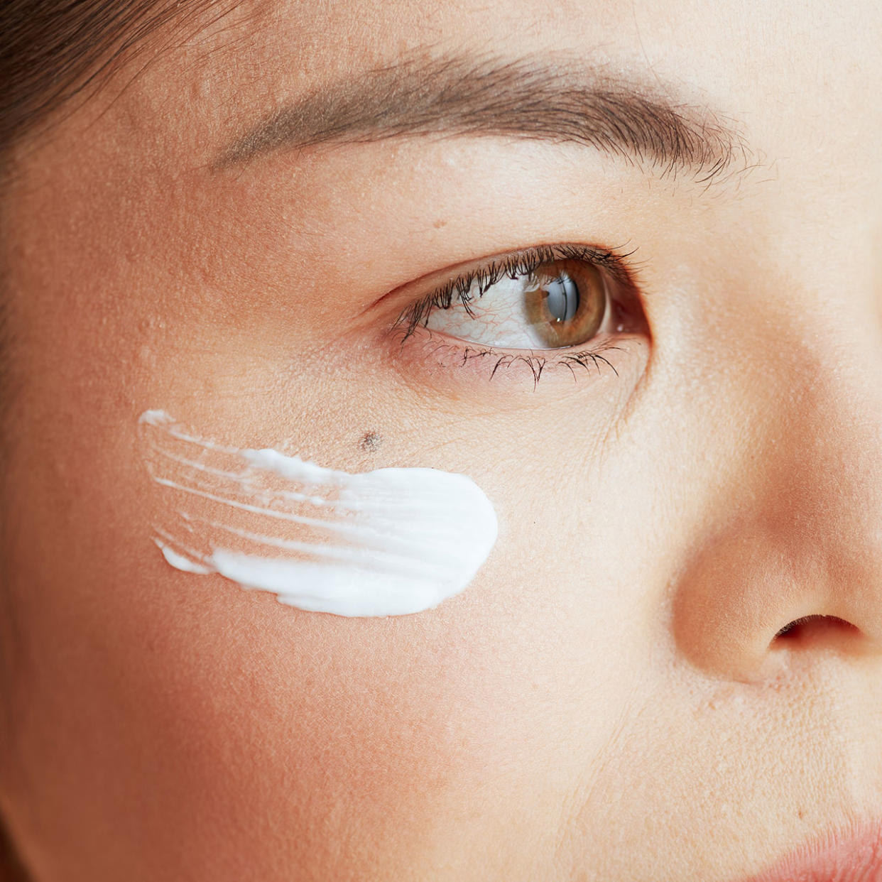 closeup-woman-eye-cream