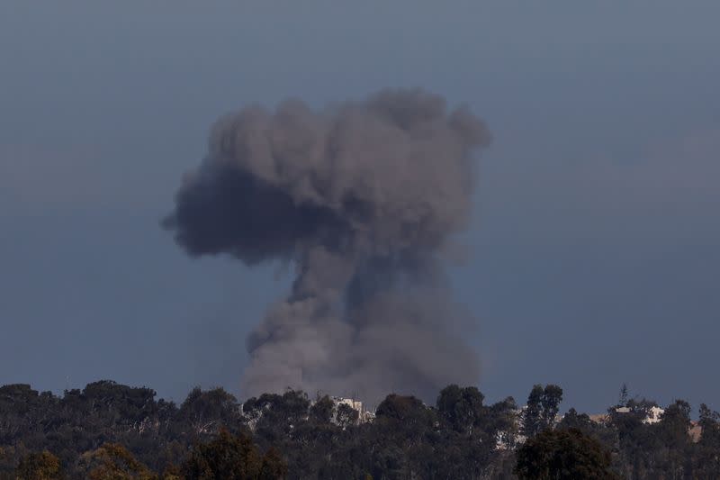 El humo se eleva sobre Gaza durante los ataques israelíes, visto desde el sur de Israel.