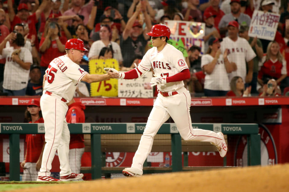 大谷翔平擊出全壘打後繞過三壘與壘指擊掌。（Photo by Katelyn Mulcahy/Getty Images）