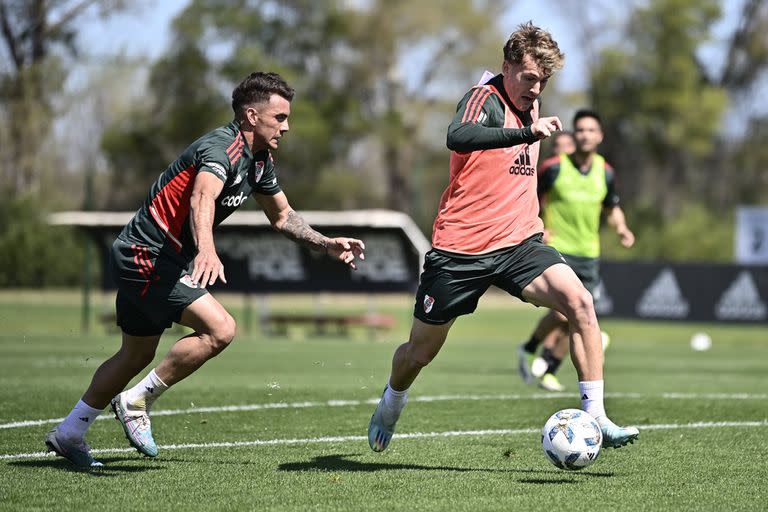 Colidio lleva la pelota, Enzo Díaz lo marca: el primero sería suplente; el segundo tiene chances de ser titular