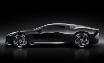 <p>Compared to the Divo, La Voiture Noire's body is extremely smooth and streamlined, and the nose is much longer, giving it an almost front-engined look.</p>