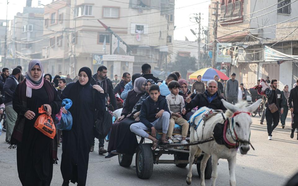 Palestinians begin to migrate to areas in the central part of Khan Yunis due to Israeli attacks