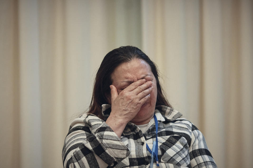 Sandra Milena Sáenz llora durante una clase de prevención del acoso sexual para niñeras y empleadas del hogar, el 27 de abril de 2024, en Brooklyn, Nueva York. En Estados Unidos, el trabajo doméstico está excluido de muchas protecciones federales en el lugar de trabajo, y la naturaleza privada y domiciliaria del empleo significa que el abuso tiende a ocurrir a puerta cerrada. (AP Foto/Andres Kudacki)