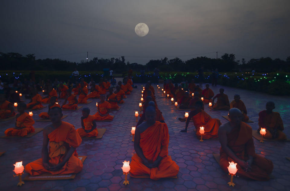 <p>A group of Nepalese and Thai Buddhist monks attend the evening prayer at Mayadevi temple, to mark Buddha’s birthday in Lumbini, Nepal, May 9, 2017. Thousand of Buddhist monks from various countries and pilgrims arrived in Lumbini to celebrate the 2561st birthday of Buddha at his birthplace in Lumbini. (Photo: Narendra Shrestha/EPA) </p>