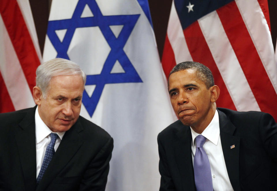 President Barack Obama (R) meets Israel's Prime Minister Benjamin Netanyahu at the United Nations in New York September 21, 2011. Netanyahu said Wednesday that direct negotiation was the only way to achieve a stable Middle East peace and the Palestinian effort to secure U.N. recognition of statehood ''will not succeed.'' REUTERS/Kevin Lamarque