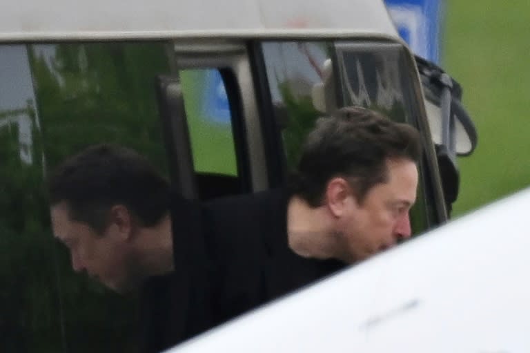 Elon Musk, patron de Tesla, à l'aéroport de Pékin le 29 avril 2024 après une visite surprise en Chine (GREG BAKER)