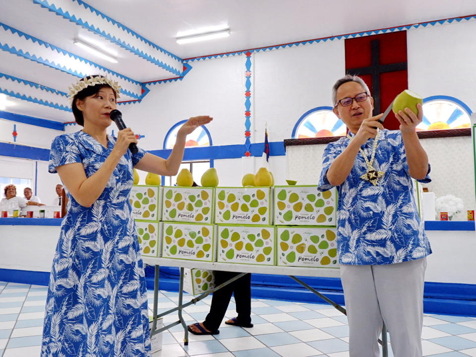 外交部捐贈700箱台灣文旦運至太平洋友邦馬紹爾群島，駐馬大使夏季昌夫婦現場傳授剝食文旦方法 (外交部提供)