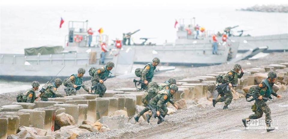 圖為漢光26號期間，海軍陸戰隊在屏東海邊演練搶灘上岸。（圖/本報資料照片）