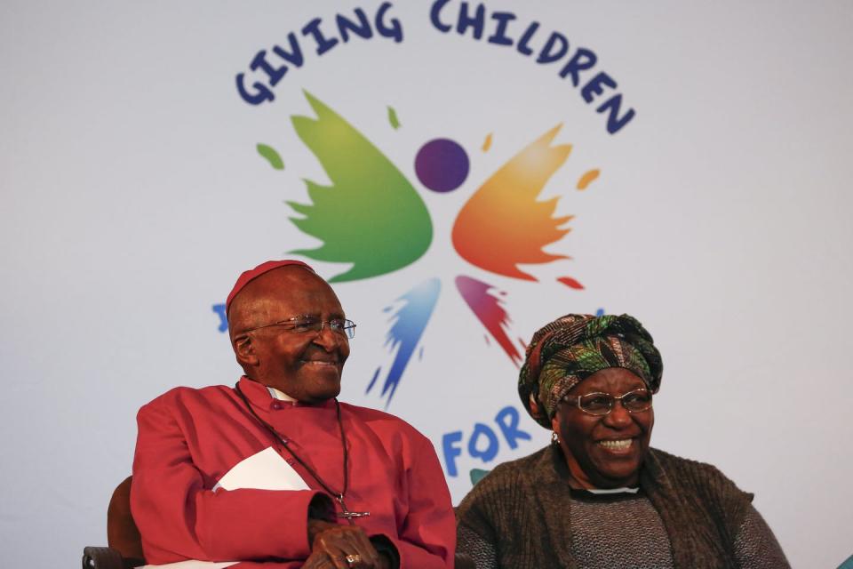 <span class="caption">El arzobispo emérito Desmond Tutu y su esposa en el Festival de la Salud de los Jóvenes en Ciudad del Cabo en 2016.</span> <span class="attribution"><span class="source">EFE-EPA/Nic Bothma</span></span>