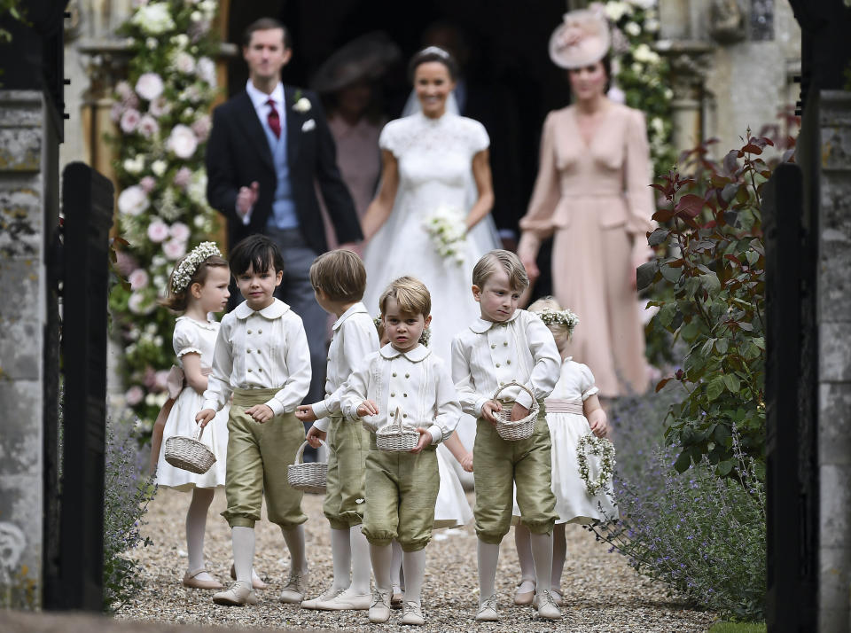 <p>Prinz George dagegen beweist, dass er führen kann – zwar nur die Pagen bei der Hochzeit seiner Tante, aber immerhin. (Bild: AP) </p>