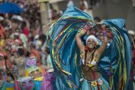 <p>Eine Tänzerin bei der Carmelitas Straßenparty in Rio de Janeiro, Brasilien, am Freitag, den 24. Februar 2017. Während Rios gigantischem Karneval, der für viele das Highlight des Jahres ist, feiern die Narren zu Hunderten ausgelassen bei Open-Air-Partys in den Straßen. (Bild:Leo Correa/AP) </p>