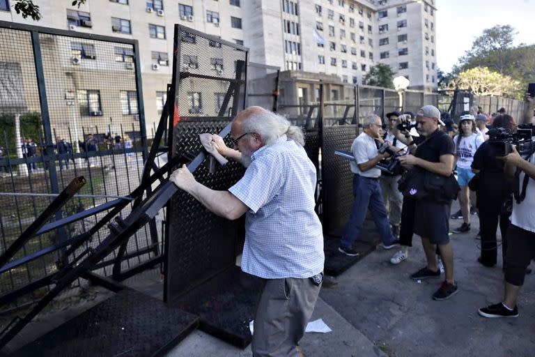 Tras el fallo, algunos militantes derribaron vallas, en unos incidentes que no pasaron a mayores