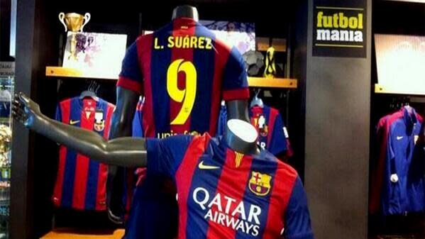 La camiseta de Suárez ya causa furor en la tienda oficial del Barcelona. Fuente: Sportune