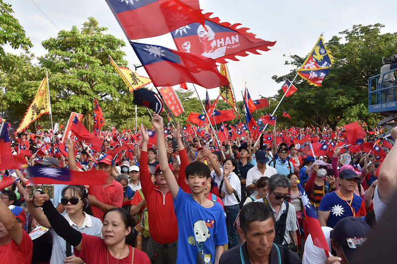 投入國民黨總統初選的高雄市長韓國瑜15日在雲林斗六出席由挺韓團體主辦的造勢活動，吸引大批人潮湧入，與會民眾跟隨活動主持人引導，熱情揮舞國旗、呼喊口號。中央社記者葉子綱攝  108年6月15日