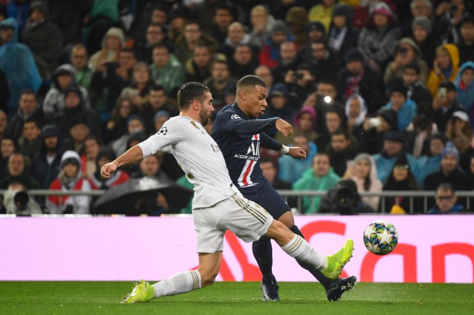 Le PSG tente de revenir dans le match, avec Mbappé à la baguette. A la demi-heure de jeu, après un petit numéro de passements de jambes, le natif de Bondy centre et oblige Courtois à une intervention délicate. Pas de quoi déstabiliser pour autant un bloc madrilène bien en place.