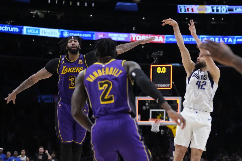 Dallas Mavericks forward Maxi Kleber (42) makes the game-winning 3-point basket.