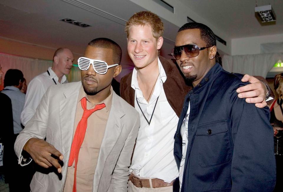 El príncipe Harry con Kanye West (izquierda) y P. Diddy (derecha) en la after party del concierto en memoria de Diana de Gales