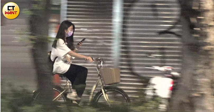 結束聚餐後林思宇騎著單車離開，沿路又不停地看手機滑手機。（圖／本刊攝影組）