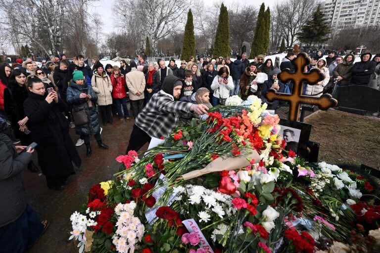 La gente deposita flores en la tumba del fallecido líder de la oposición rusa Alexei Navalny el día de las elecciones presidenciales de Rusia en Moscú el 17 de marzo de 2024