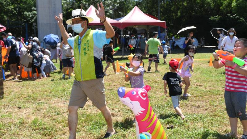 彰化童樂會景觀公園水樂園　市長被水仗圍攻小朋友樂翻