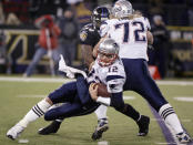 New England Patriots quarterback Tom Brady (L) tries in vain to get away from Baltimore Ravens linebacker Antawn Barnes who is being blocked by Patriots tackle Matt Light (72) during the fourth quarter of their NFL football game in Baltimore, Maryland December 3, 2007. REUTERS/Joe Giza