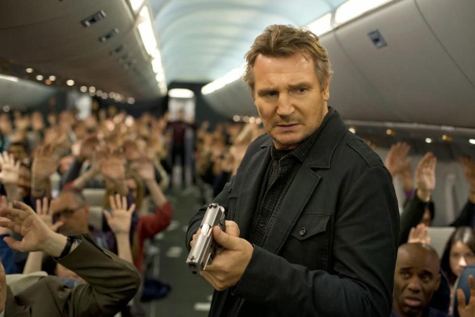 <p>Bill Marks (<strong>Liam Neeson</strong>), un veterano agente del servicio aéreo de los Air Marshalls, pasa por una mala etapa: tiene problemas con la bebida, y últimamente se toma su trabajo como una rutinaria tarea de vigilante a bordo de un avión. Sin embargo, en un viaje de Nueva York a Londres recibe una serie de misteriosos mensajes de texto, en los que se le pide que inste al gobierno a hacer una transferencia de 150 millones de dólares a una cuenta secreta. En caso contrario, un pasajero morirá cada 20 minutos. Comienza así un juego del gato y el ratón a 40.000 pies de altura y con la vida de 200 pasajeros pendiente de un hilo.</p>