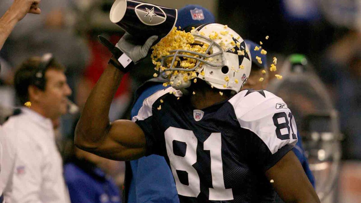 08 AUG 2010: Terrell Owens of the Bengals entertains the fans as he warms  up before the Pro Football Hall of Fame Game with the Cincinnati Bengals vs  the Dallas Cowboys at