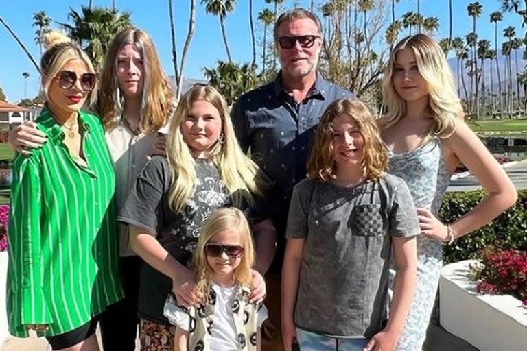 Además de su conflicto habitacional, Tori se divorció de Dean McDermott luego de 17 años y cinco hijos
