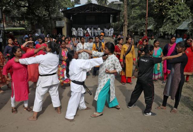 Del karate al gas pimienta: las mujeres indias se defienden de las  agresiones sexuales
