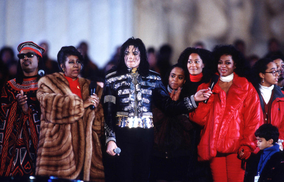 Stevie Wonder, Aretha Franklin, Michael Jackson und Diana Ross feiern bei Bill Clintons Amtseinführung am 17. Januar 1993 vor dem Lincoln Denkmahl in Washington mit der jubelnden Menge