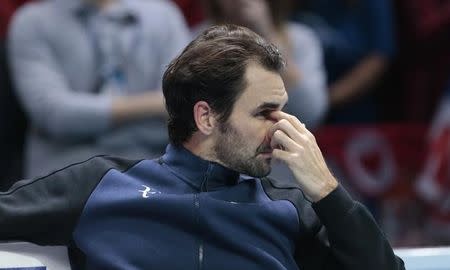 Tennis - Barclays ATP World Tour Finals - O2 Arena, London - 22/11/15 Men's Singles Final - Switzerland's Roger Federer looks dejected after losing his match with Serbia's Novak Djokovic Reuters / Suzanne Plunkett Livepic