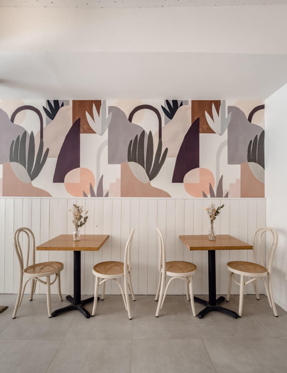 Dans la partie café, la fresque géométrique donne de la profondeur à la pièce. Plus encore, le papier peint apporte une touche colorée et de la texture à ce mur. <br><br><br><a href="https://www.elle.fr/Deco/Reportages/City-guide/Avant-apres-un-studio-de-yoga-et-cafe-parisien-aux-courbes-chaleureuses#xtor=AL-541" rel="nofollow noopener" target="_blank" data-ylk="slk:Voir la suite des photos sur ELLE.fr;elm:context_link;itc:0;sec:content-canvas" class="link ">Voir la suite des photos sur ELLE.fr</a><br><h3> A lire aussi </h3><ul><li><a href="https://www.elle.fr/Deco/Reportages/Hotels-design/Des-cabanons-eco-responsables-en-bois-pour-une-pause-naturelle-dans-le-Vaucluse#xtor=AL-541" rel="nofollow noopener" target="_blank" data-ylk="slk:Des cabanons éco-responsables en bois pour une pause naturelle dans le Vaucluse;elm:context_link;itc:0;sec:content-canvas" class="link ">Des cabanons éco-responsables en bois pour une pause naturelle dans le Vaucluse </a></li><li><a href="https://www.elle.fr/Deco/Reportages/Visites-maisons/Esprit-boheme-et-seventies-pour-cette-maison-de-500-m2#xtor=AL-541" rel="nofollow noopener" target="_blank" data-ylk="slk:Esprit bohème et seventies pour cette maison de 500 m2;elm:context_link;itc:0;sec:content-canvas" class="link ">Esprit bohème et seventies pour cette maison de 500 m2</a></li><li><a href="https://www.elle.fr/Deco/Reportages/Visites-maisons/Visite-privee-une-maison-d-artiste-aux-pieds-des-Baux-de-Provence-4054637#xtor=AL-541" rel="nofollow noopener" target="_blank" data-ylk="slk:Visite privée : une maison d’artiste aux pieds des Baux de Provence;elm:context_link;itc:0;sec:content-canvas" class="link ">Visite privée : une maison d’artiste aux pieds des Baux de Provence</a></li><li><a href="https://www.elle.fr/Deco/Reportages/Visites-maisons/Avant-apres-ce-75-m2-astucieusement-redessine-a-gagne-une-piece#xtor=AL-541" rel="nofollow noopener" target="_blank" data-ylk="slk:Avant/après : ce 75 m2 astucieusement redessiné a gagné une pièce;elm:context_link;itc:0;sec:content-canvas" class="link ">Avant/après : ce 75 m2 astucieusement redessiné a gagné une pièce</a></li><li><a href="https://www.elle.fr/Astro/Horoscope/Quotidien#xtor=AL-541" rel="nofollow noopener" target="_blank" data-ylk="slk:Consultez votre horoscope sur ELLE;elm:context_link;itc:0;sec:content-canvas" class="link ">Consultez votre horoscope sur ELLE</a></li></ul>