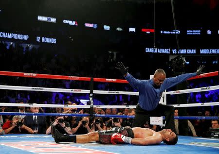 Boxing - Saul 'Canelo' Alvarez v Amir Khan WBC Middleweight Title - T-Mobile Arena, Las Vegas, United States of America - 7/5/16 The referee declares the fight over after Amir Khan is knocked down Action Images via Reuters / Andrew Couldridge Livepic EDITORIAL USE ONLY.