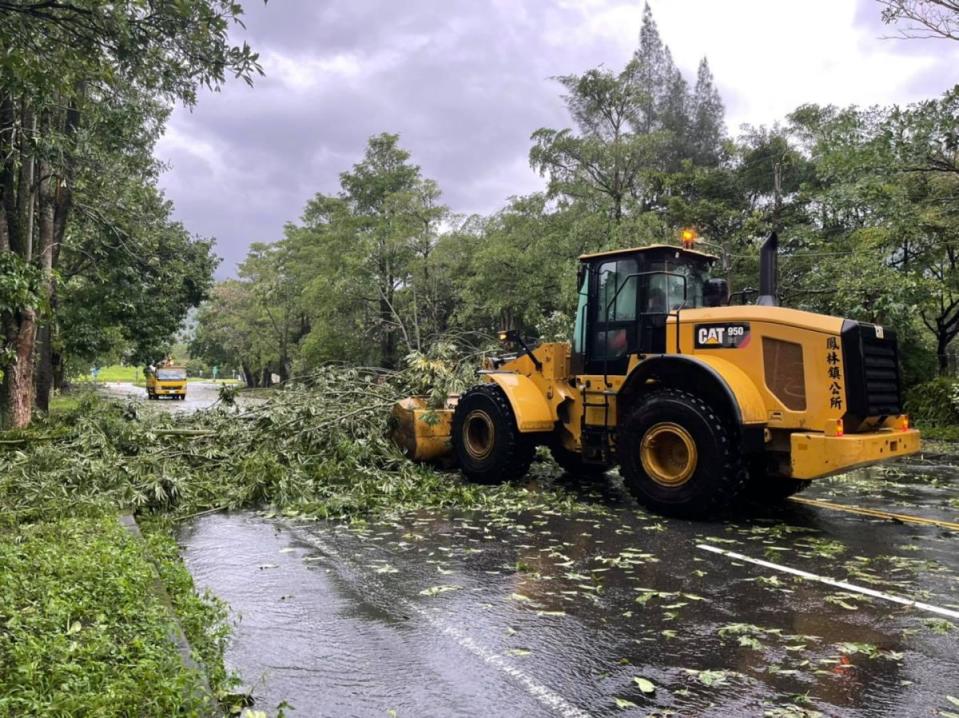 ▲圓規外圍環流造成東半部豪雨不斷、路樹倒塌。（圖/翻攝鳳林鄉公所臉書）