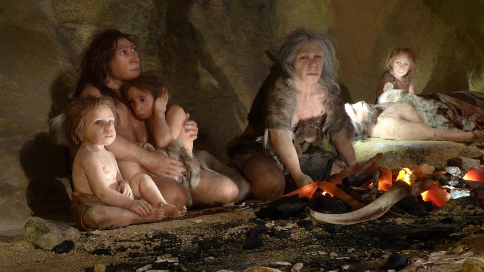 Ein Exponat zeigt das Leben einer Neandertalerfamilie in einer Höhle im Neanderthal Museum in Krapina, Kroatien. - Copyright: Reuters/Nikola Solic