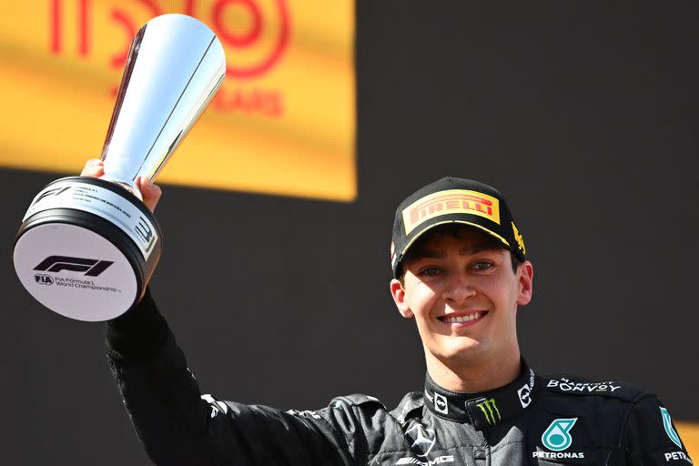 George Russell en el podio del Gran Premio de España, en Montmeló; el joven británico sumó en los nueve grandes premios de la temporada y aventaja a Lewis Hamilton en el Mundial de Pilotos